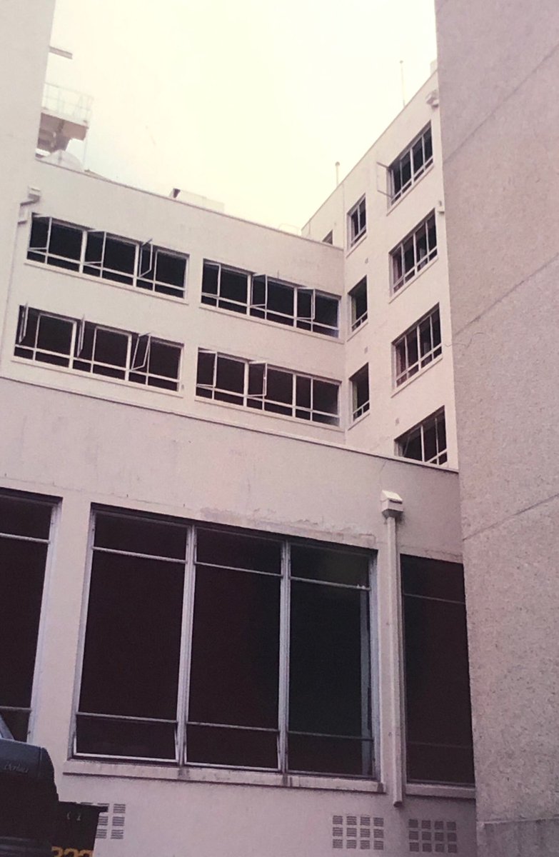 PhilipThalis's tweet photo. #lostSydney
Of many fine Modernist buildings already demolished, Anzac House once on College St looking to Anzac Memorial opposite in Hyde Park surely one of Sydney’s greatest losses.
Designed by #BunningMadden architects after they had won a comp in Martin Place
#publicsydney https://t.co/cISREsDM7F