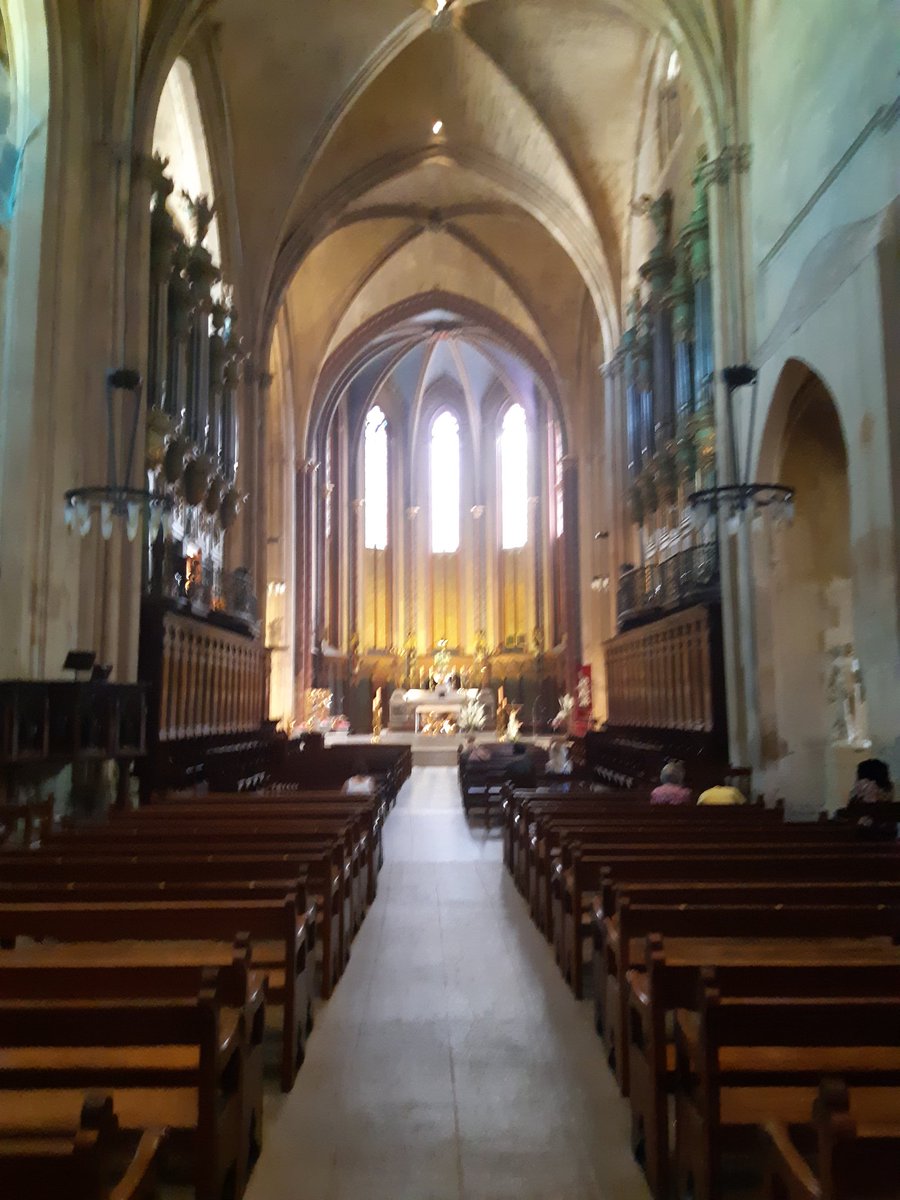 chpiq's tweet photo. Cathedrale Saint Sauveur à  Aix en Provence. Beaucoup de monde à 10h15, surtout des séniors. Bravo à  eux. https://t.co/aSTbpNr2dc