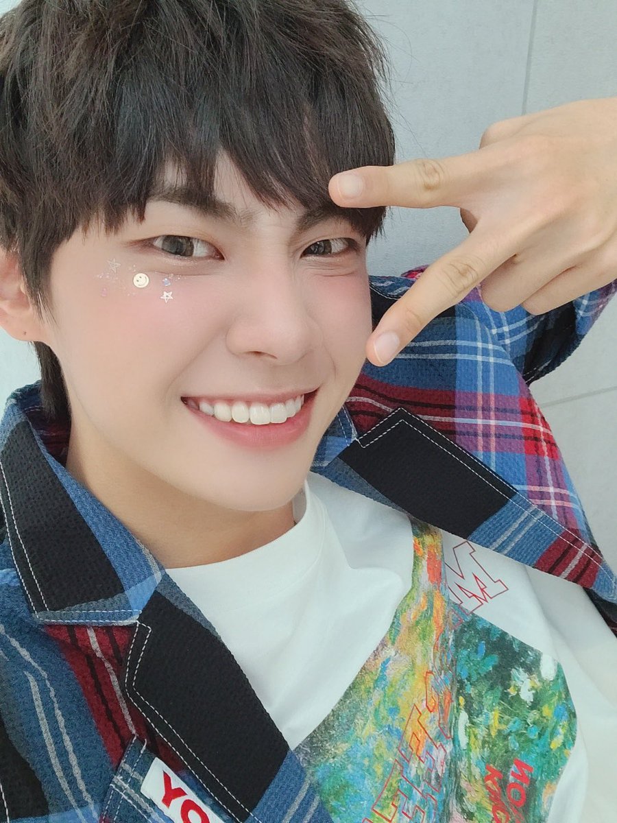 tinysun368's tweet photo. カムバおつかれさまᕦ(ò‿óˇ)ᕤ
そしてありがとう✨💙ジニョクが楽しくて幸せだったのと同じように毎日毎日楽しくて本当に幸せだったよ！！
これからもずーっと見守っています☀️

#끝판대장_이진혁_더놀자난장판
#서로에게_단비가될_우리
#브이태양 https://t.co/kqDJI6xVKr