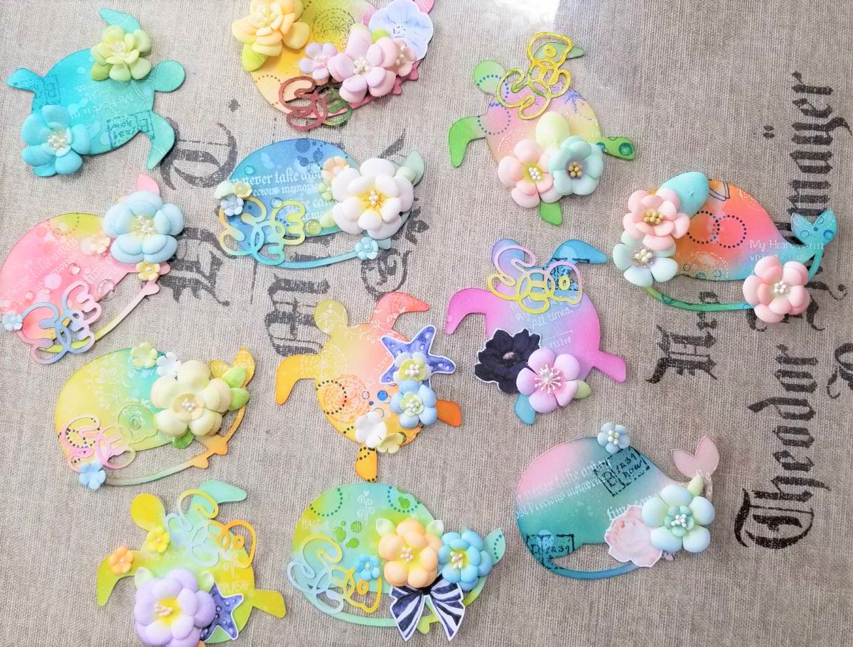 AyaAyaya's tweet photo. 今日は #スキャンカット の講習「スキャンカット���作る立体のお花と色遊び」を受講。
かわいいのが二つもできた！
はじめてのぷっくりフラワーに感動～
けれど自分のセンスのなさ再認識中💦
3枚目は参加者作品。みんな素敵すぎー✨
#scancut #キャンバスワークスペース
#フォーミランシート https://t.co/sOVRZpV4mz