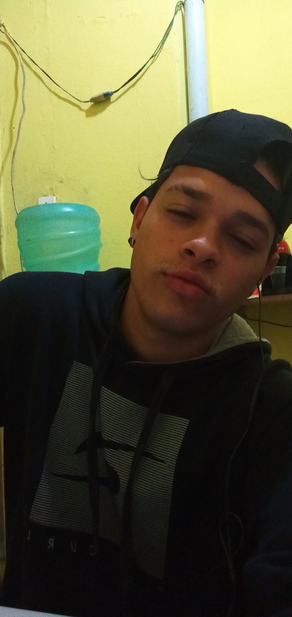 CarlinVuc's tweet photo. Sem filtro,pra quando me ver n achar q sou q nem esses caras q por foto é gostoso e pessoalmente é feio igual rato kkkk https://t.co/k08Mjlgyrj
