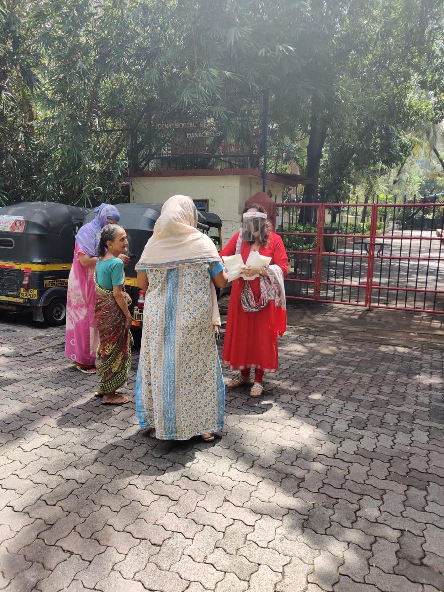 BKScitizengroup's tweet image. #PADFORALL To support the underprivileged girls &amp;amp; women BKS Citizens Group in association with @ILoveMumbai Foundation &amp;amp; Pad Squad did a door to door sanitary pad distribution drive and distributed 10000 biodegradable sanitary pads in and around the slums of Vandre West &amp;amp; East.