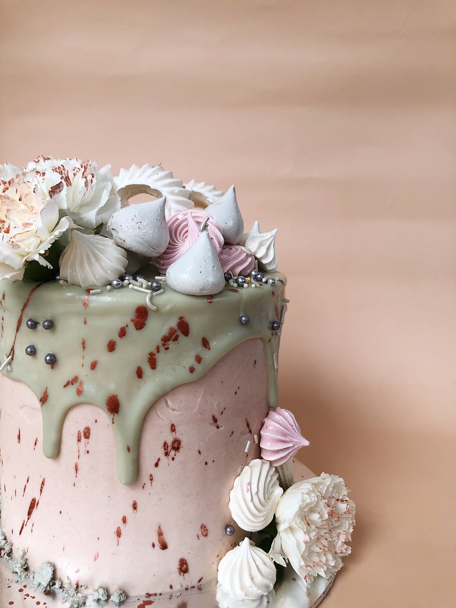ChemistBaker's tweet photo. Bloom Cake Series from us recently. Such a lovely cake for engagement or wedding cake 🌸✨ https://t.co/wXYKD0LenC