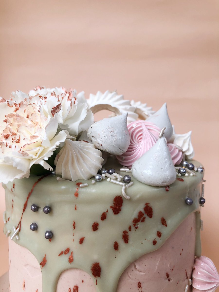ChemistBaker's tweet photo. Bloom Cake Series from us recently. Such a lovely cake for engagement or wedding cake 🌸✨ https://t.co/wXYKD0LenC