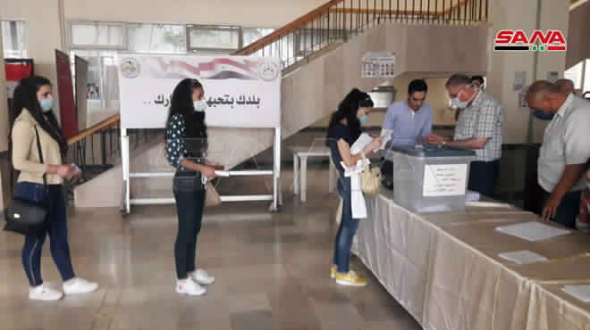 EnfoqueSUR's tweet photo. Se desarrollan las elecciones legislativas en #Siria 🇸🇾🗳️ 

Son las terceras desde el inicio del conflicto armado en 2011, para elegir a los 250 miembros que conforman el Poder Legislativo.

Los electores cumplen las medidas de higiene por la pandemia del #Coronavirus. https://t.co/ydCCHEVR3z