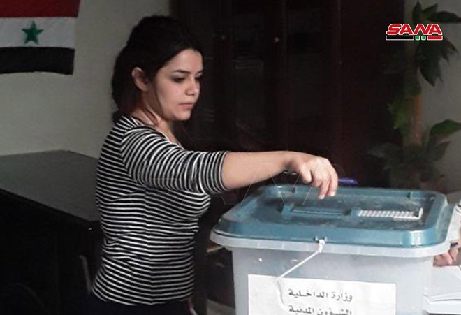 EnfoqueSUR's tweet photo. Se desarrollan las elecciones legislativas en #Siria 🇸🇾🗳️ 

Son las terceras desde el inicio del conflicto armado en 2011, para elegir a los 250 miembros que conforman el Poder Legislativo.

Los electores cumplen las medidas de higiene por la pandemia del #Coronavirus. https://t.co/ydCCHEVR3z