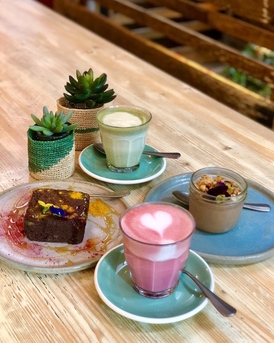 inspchin's tweet photo. Happy Sunday treats! ❤️💚🧡 #Avobar https://t.co/ruw4ltWCPO