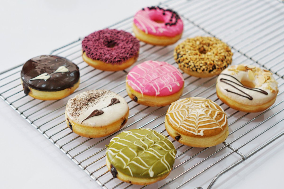 rizalsfr's tweet photo. TWIST DONUTS

We have 21 flavors with covered in a yummy variant topping, available on : 
Go Food and Grab Food
 
Or go to our shop directly

📍Reni. Pamulang Barat - Tangerang Selatan

Lets check our IG: @twistdonuts.id 
for futher info.  https://t.co/rlPDiuuJY5 https://t.co/ms5pSpYTVQ