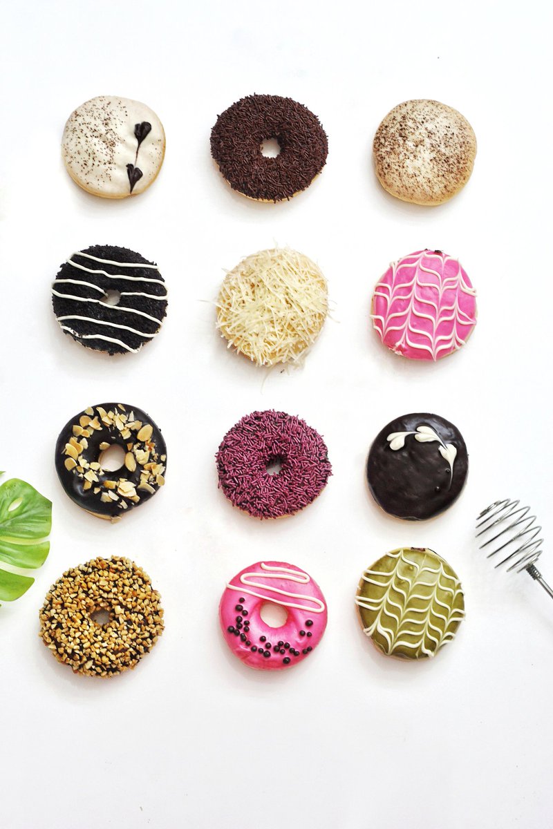 rizalsfr's tweet photo. TWIST DONUTS

We have 21 flavors with covered in a yummy variant topping, available on : 
Go Food and Grab Food
 
Or go to our shop directly

📍Reni. Pamulang Barat - Tangerang Selatan

Lets check our IG: @twistdonuts.id 
for futher info.  https://t.co/rlPDiuuJY5 https://t.co/ms5pSpYTVQ