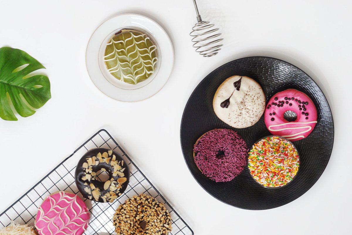 rizalsfr's tweet photo. TWIST DONUTS

We have 21 flavors with covered in a yummy variant topping, available on : 
Go Food and Grab Food
 
Or go to our shop directly

📍Reni. Pamulang Barat - Tangerang Selatan

Lets check our IG: @twistdonuts.id 
for futher info.  https://t.co/rlPDiuuJY5 https://t.co/ms5pSpYTVQ