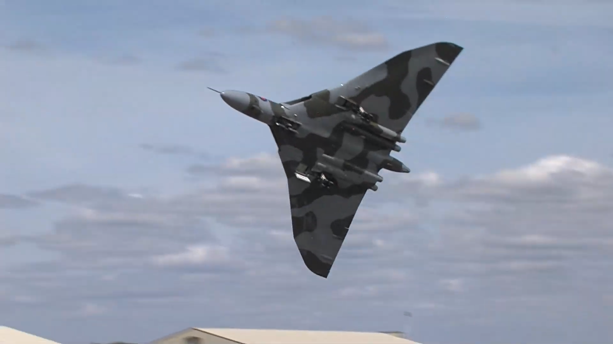 Watching the #VirtualAirTattoo was a reminder of some of the great displays of the past here is the #Vulcan from 2015 an iconic aircraft which is much missed at Airshows.