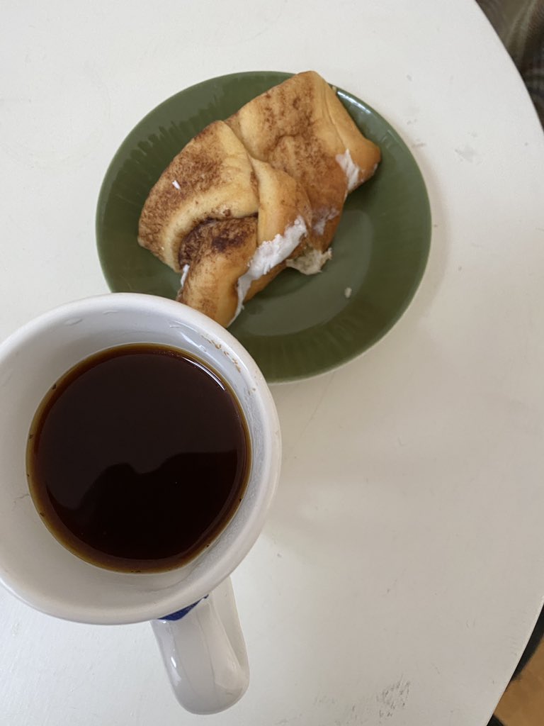 MagneBjella's tweet photo. Også koser man seg litt med jubileumsbolle fra #bakerhansen og god kaffe 😇🤩 https://t.co/t0yjzLnNqY