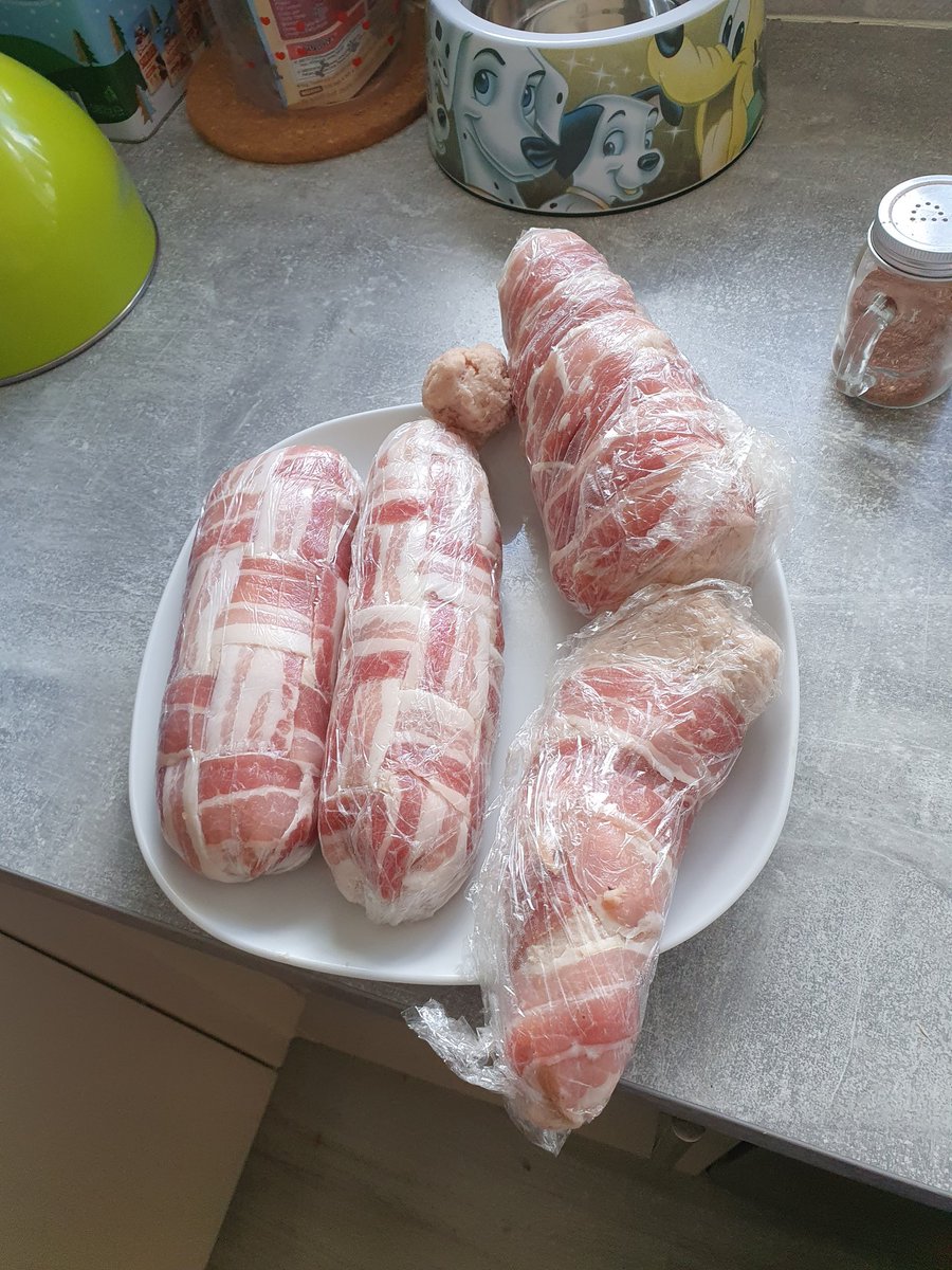 GingergalWales's tweet photo. Cheddar, mushroom, sausage meat fatties & red pepper mushtoom & cheese fatties #lockdownBBQ #BBQadventures https://t.co/EjKi2CYTwT