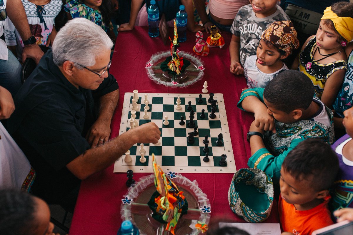 BlandonJose's tweet photo. Un Día del Niño y de la Niña muy diferente, con cuarentena, encerrados. A pesar de las circunstancias, hagamos lo posible porque sea un día especial. Ya regresarán los momentos de jugar en un parque, de compartir juntos y de reír en grupo.
#FelizDiaDelNiño https://t.co/k1Q0Yu1wwd
