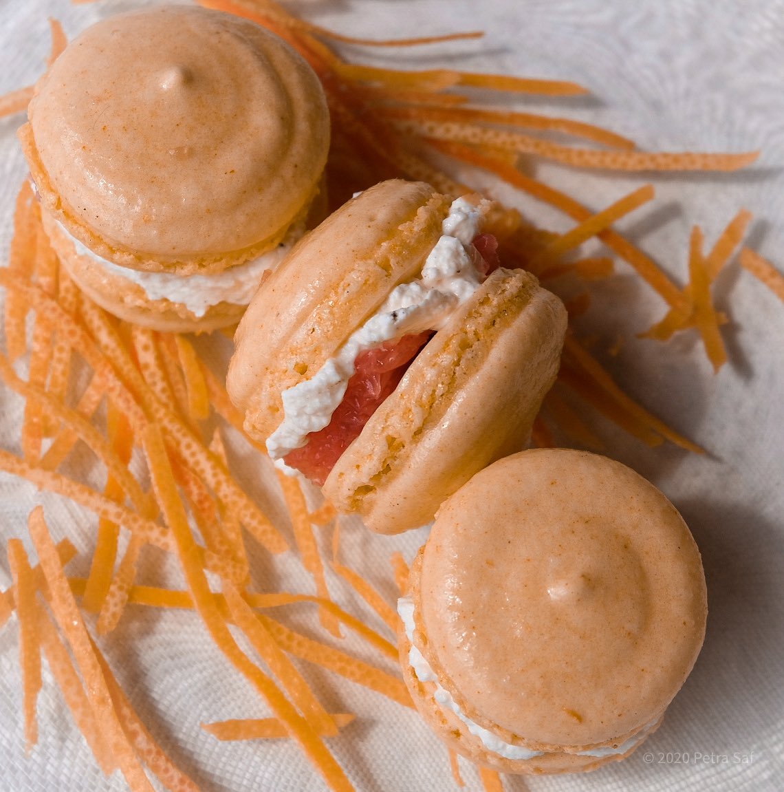 Petra_C_M_P's tweet photo. Rechtzeitig zum Sommerbeginn 😁: die Grapefruit Variante, Füllung Topfen/Vanille/frische Frucht. 

Lasst sie euch schmecken! 🧡

#macarons #slightlydifferent https://t.co/4ReXWOIaWW