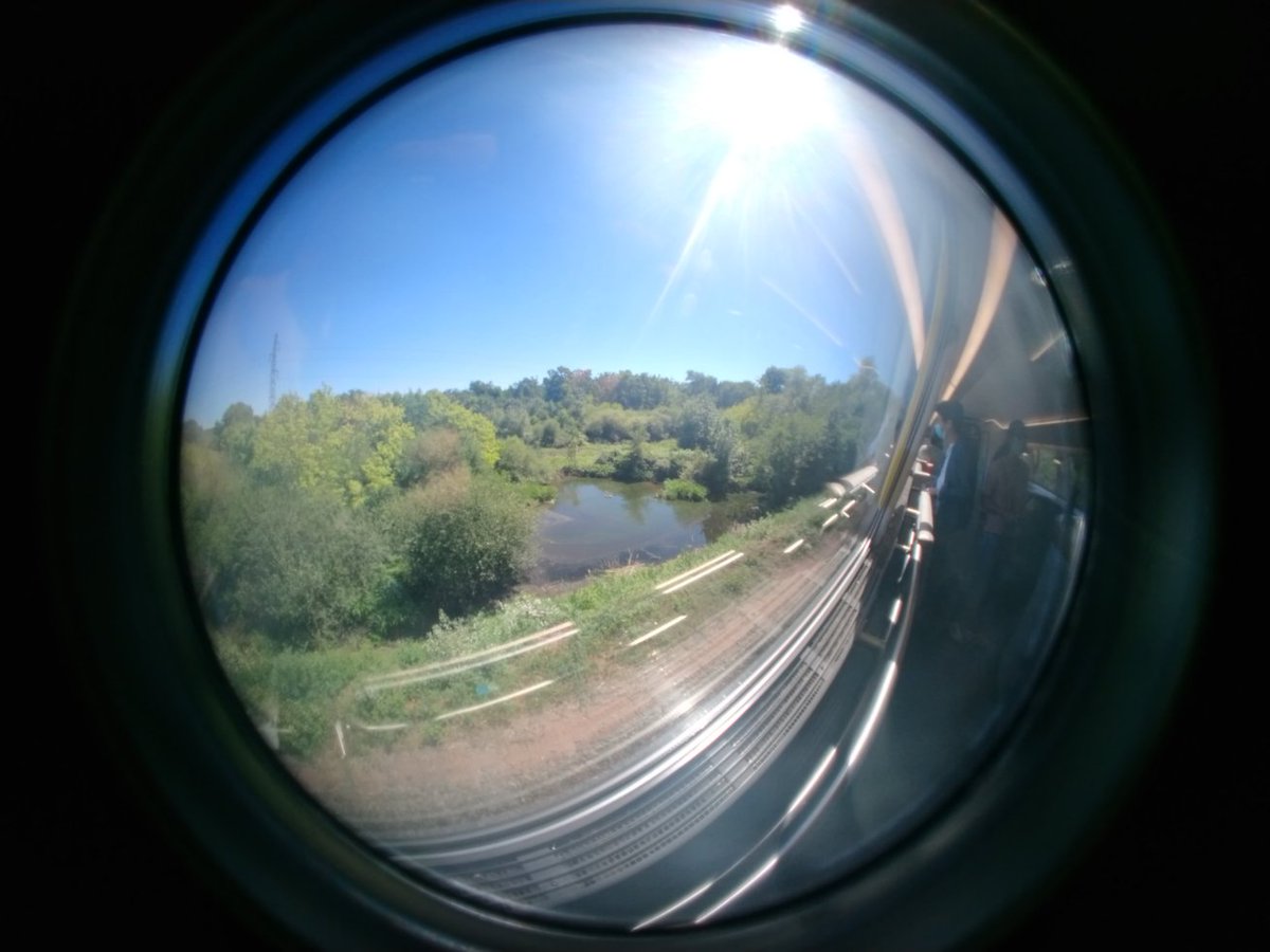 Coucou mes ptis voyageurs du #tgvinoui8235
Les barrières d'1 passage à niveau ne se sont pas fermées d'où notre petit arrêt .
Nous allons avoir entre 5/10' de retard normalement,  si rien d'autre ne s'ajoute à notre voyage 🙄
Je vous laisse profiter du paysage en attendant 😉