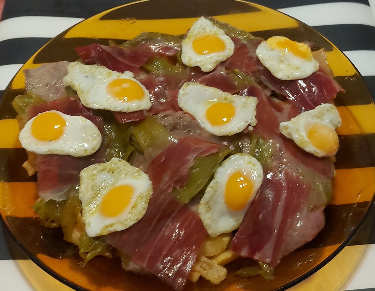 Mariky83's tweet photo. El peligro de las comidas familiares 🤦🏻‍♀️ 
#Ligerito #ComidaSana 🤣 https://t.co/KFsT4fZJWA