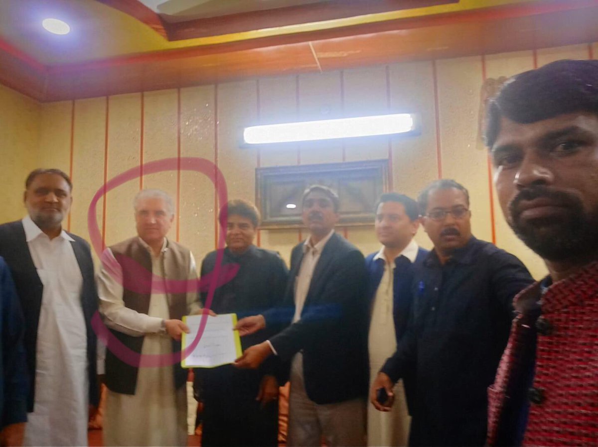 QaisarAbbasKaz3's tweet photo. @DrMuradPTI نالائق وزیر تعلیم مراد راس ان دو تصویروں کو دیکھ اور اپنے گریبان میں جھانک کر بتا تو نون لیگ یا ہے یا ہم ہی عمران خان کے غدار سپاہی ہو تو مراد راس https://t.co/TWzEG2xl0n