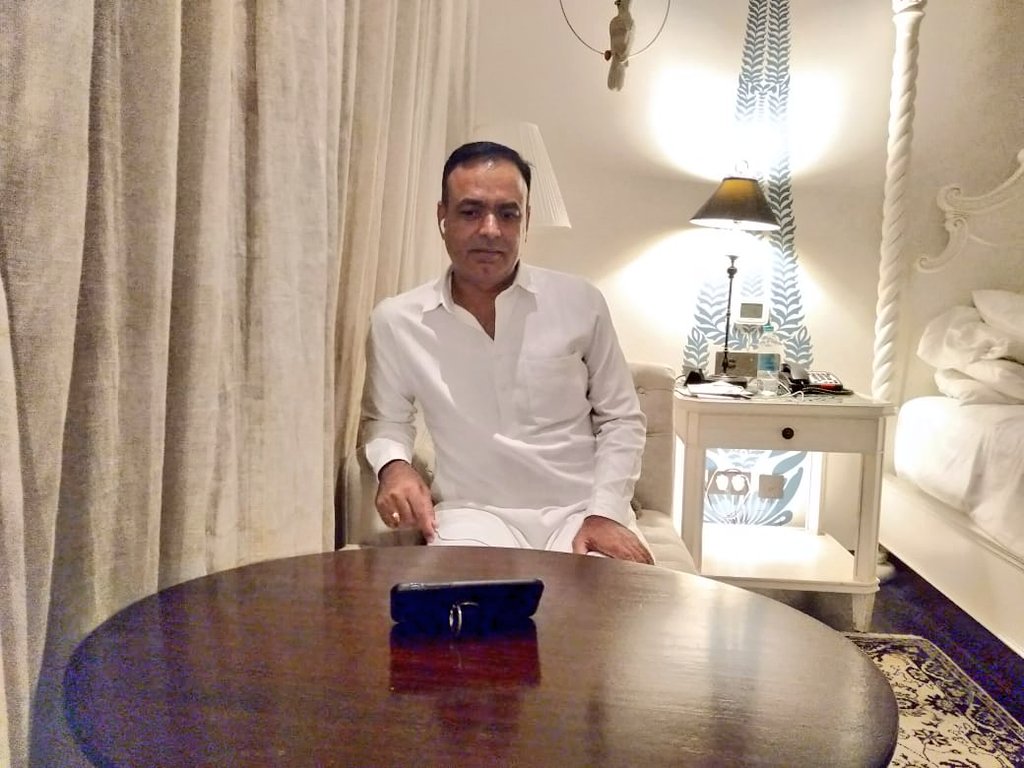 ChetanDudiINC's tweet photo. मेरे डीडवाना के ADM, SDM से वार्ता कर टिड्डी प्रभावित गाँवो की जानकारी लेकर यथासम्भव मदद हेतु आवश्यक दिशा निर्देश दिए| बिजली वोल्टेज, पानी सप्लाई को लेकर काफी शिकायत आ रही थी इस संदर्भ में सम्बन्धित अधिकारीयों से बात कर समस्या का निस्तारण करने के निर्देश दिए| #Didwana https://t.co/n67CkxWw3h