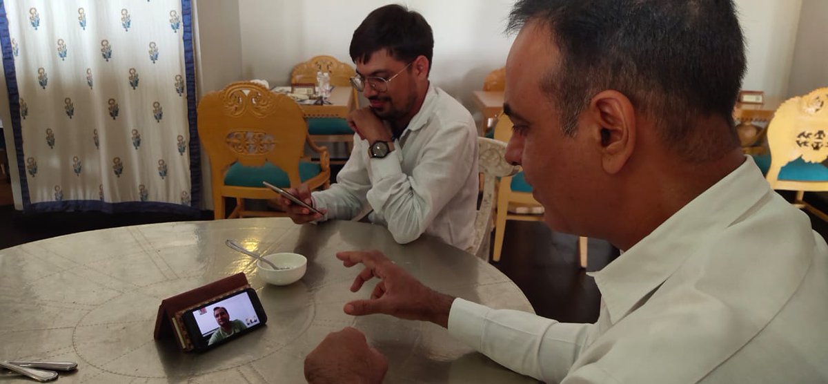 ChetanDudiINC's tweet photo. मेरे डीडवाना के ADM, SDM से वार्ता कर टिड्डी प्रभावित गाँवो की जानकारी लेकर यथासम्भव मदद हेतु आवश्यक दिशा निर्देश दिए| बिजली वोल्टेज, पानी सप्लाई को लेकर काफी शिकायत आ रही थी इस संदर्भ में सम्बन्धित अधिकारीयों से बात कर समस्या का निस्तारण करने के निर्देश दिए| #Didwana https://t.co/n67CkxWw3h