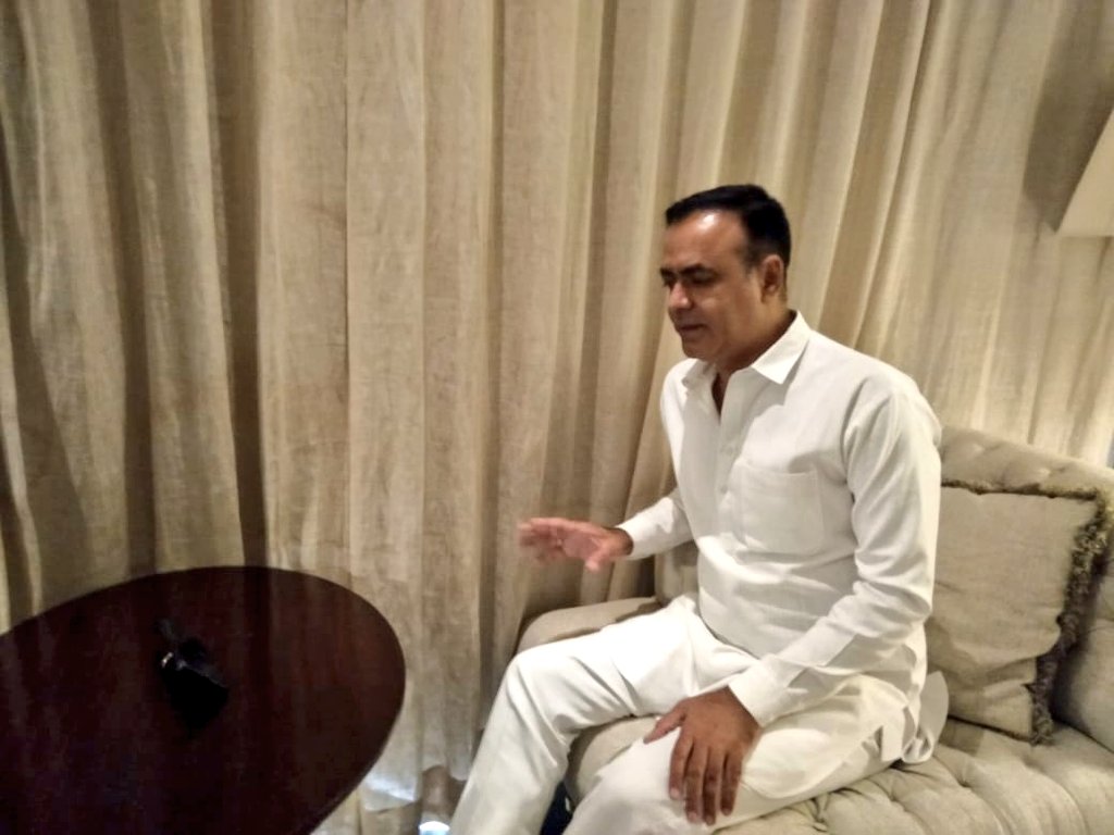 ChetanDudiINC's tweet photo. मेरे डीडवाना के ADM, SDM से वार्ता कर टिड्डी प्रभावित गाँवो की जानकारी लेकर यथासम्भव मदद हेतु आवश्यक दिशा निर्देश दिए| बिजली वोल्टेज, पानी सप्लाई को लेकर काफी शिकायत आ रही थी इस संदर्भ में सम्बन्धित अधिकारीयों से बात कर समस्या का निस्तारण करने के निर्देश दिए| #Didwana https://t.co/n67CkxWw3h