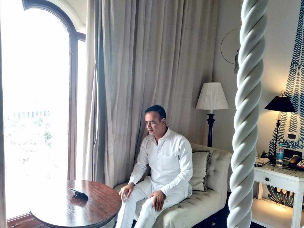 ChetanDudiINC's tweet photo. मेरे डीडवाना के ADM, SDM से वार्ता कर टिड्डी प्रभावित गाँवो की जानकारी लेकर यथासम्भव मदद हेतु आवश्यक दिशा निर्देश दिए| बिजली वोल्टेज, पानी सप्लाई को लेकर काफी शिकायत आ रही थी इस संदर्भ में सम्बन्धित अधिकारीयों से बात कर समस्या का निस्तारण करने के निर्देश दिए| #Didwana https://t.co/n67CkxWw3h