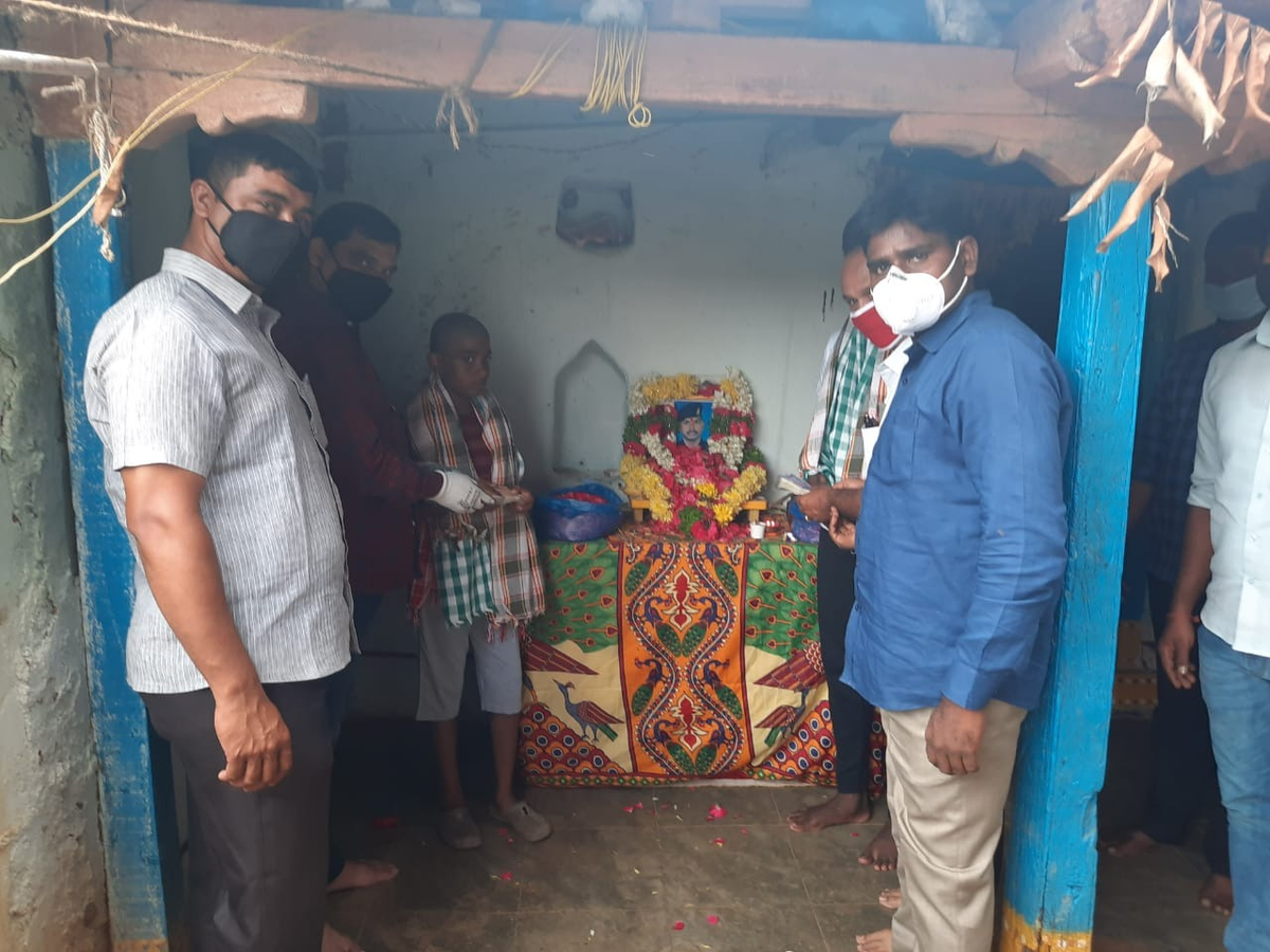 MalkajgiriCop's tweet photo. #HelpingHands
Today @uppalps_ Inspector and #Staff attended 10th-day ceremony of #Ajay #SpecialPoliceOfficer who expired in a #RoadAccident on the line of duty and Handed over Rs.1,00,000/- #Financial_Aid to his family. #CP_Rachakonda Appreciated their gesture.
@TelanganaDGP https://t.co/OCHGu9UzeF