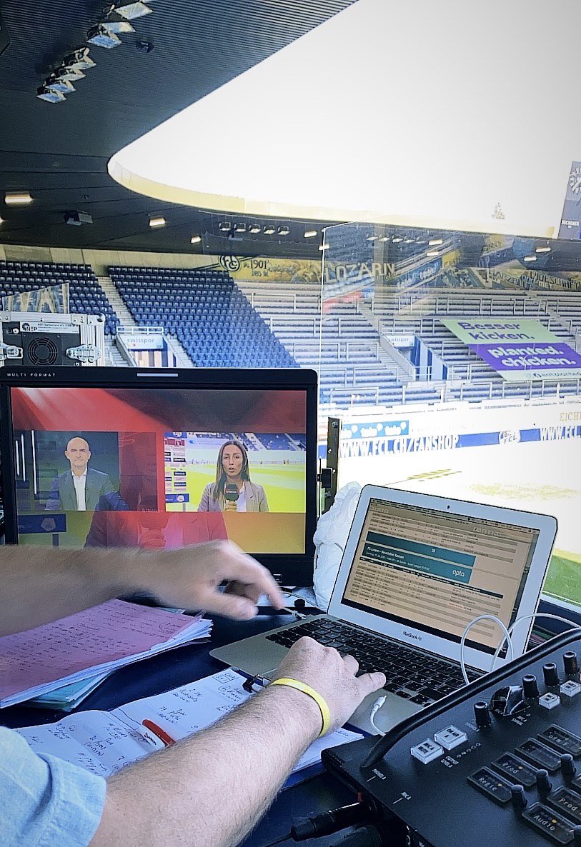AlizeeLiechti's tweet photo. On est prêt pour le match @FCL_1901 @XamaxFCS pour @TeleclubSports. Qui va gagner ? https://t.co/Lm69V6I6lv