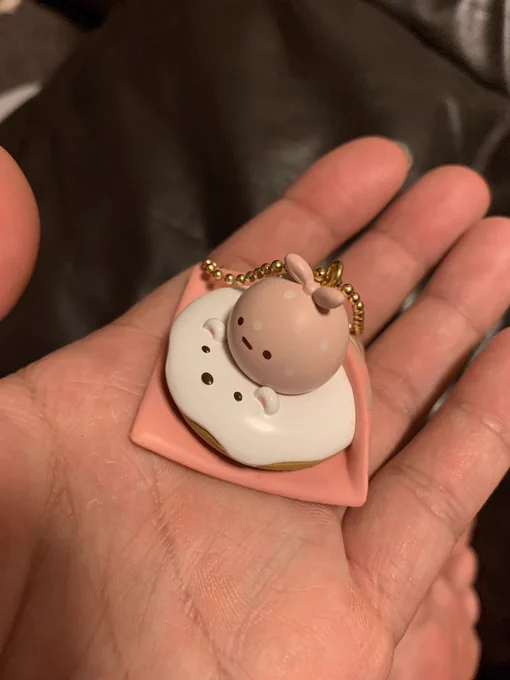 お久しぶりデス

ゆきがすみっこ暮らし好きなので
仕事帰りコンビニで
男が1人ですみっこ暮らしのクジ引くの
くそ恥ずかしかったけど引いてみたらこれ当たったw

帰ってゆきにあげたら
これ車のキーにつけるって言い出したw

邪魔だろいくらなんでもww 