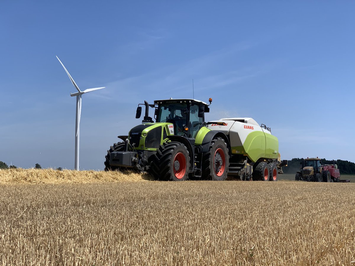 DJWassenaar's tweet photo. Had a lot of fun yesterday on the #strawtrain ๐ Big thanks to @FarmGj for letting us try out there new #claas #tractor and #squarebaler โค๏ธThis machine is a weapon in the fields!! Tractor super smooth and baler loves to eat material! #ontag #straw2020 #needmoremoney #farmer4life https://t.co/AbHhshQEGH