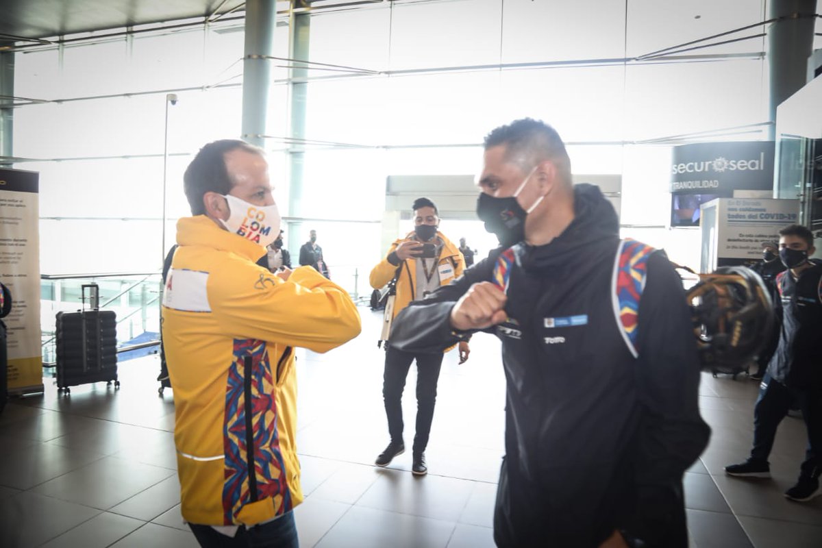 MinDeporteCol's tweet photo. #AEstaHora| El ministro del Deporte, @LucenErnesto, cumple con la cita del #VueloDelOrgulloColombiano. Con satisfacción acompaña a nuestros deportistas de la #ColombiaTierraDeAtletas que asumen el RETO de continuar con sus sueños de competencias en el exterior. ✈️🇨🇴 https://t.co/Lm1YnHn8wg