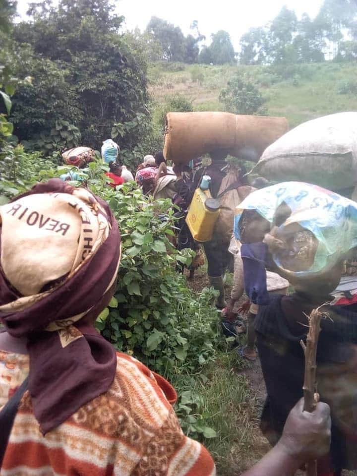TNchelsea15's tweet photo. The people of Pinyin in Santa, Mezam Division, NW region, flying from the brutal #Cameroun military invasion.
Since last week, soldiers have invaded this locality with many killed &amp; the entire community burned down including farmland destroyed. @hrw @commonwealthsec @StateDept https://t.co/KWmkglpzDw