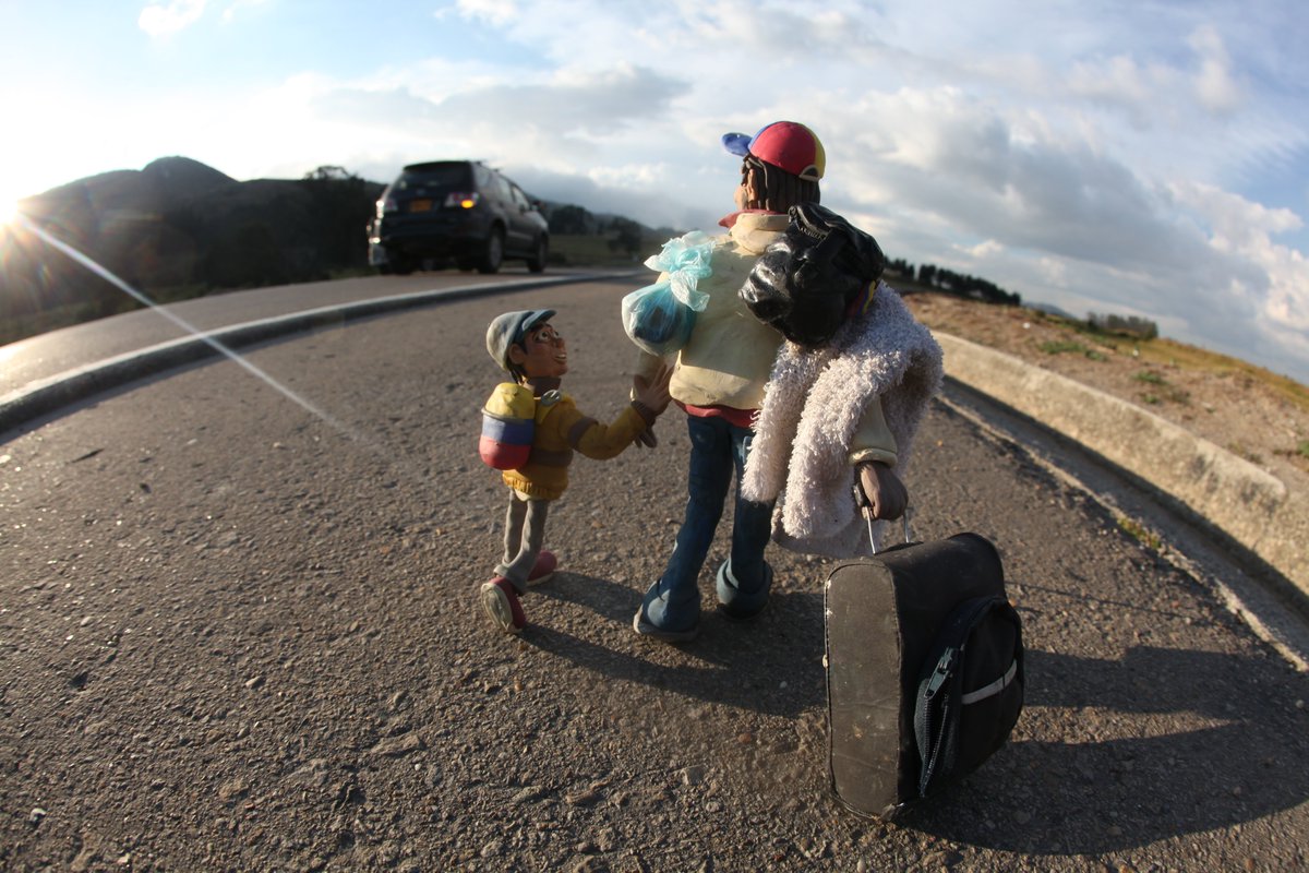 altereddie's tweet photo. Migrantes venezolanos de vuelta. Afueras de Bogotá, Colombia. https://t.co/UkJH65D3Vj