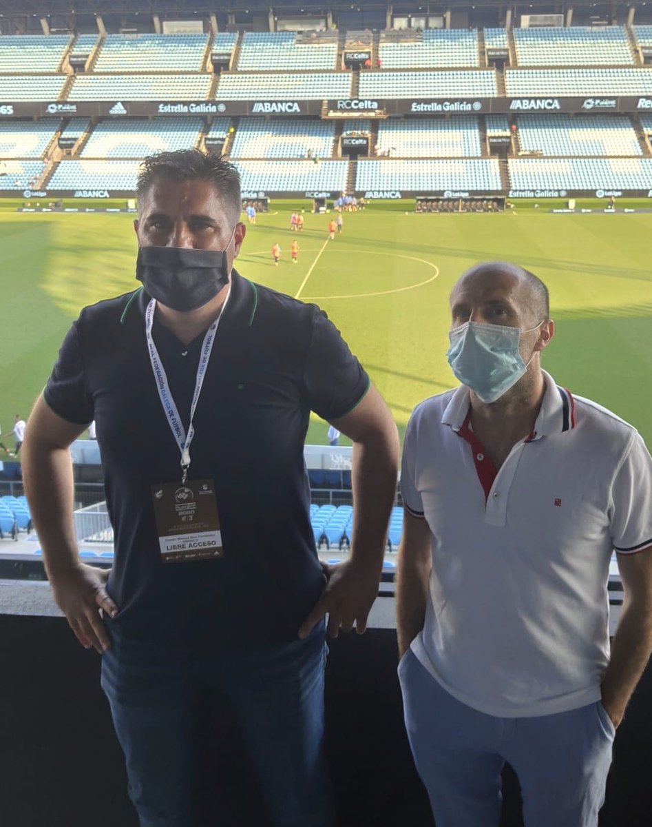 cmdourense's tweet photo. O alcalde de @OurenseConcello @gonzalojacome desprazouse hasta o estadio de Balaidos para apoiar ao @Ourense_CF no seu primeiro asalto do ascenso a 2ªB. Un palco presidido @RafaLouzan,  presidente da @futgal e acompañado polas autoridades municipais e os presidentes dos clubes. https://t.co/2ZjYEjvuMr
