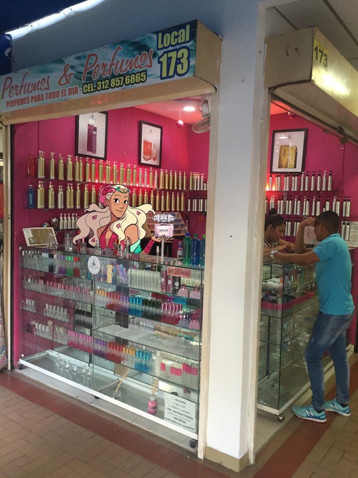 catrarons's tweet photo. Perfuma vende perfumes piratas.

MORE CATRADORA https://t.co/bcgDZIwJG5