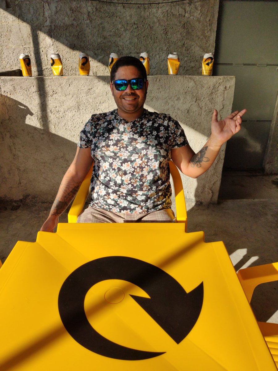 fahbulo's tweet photo. Foi mal, mas nem deu tempo de tirar fotos ontem estreando a mesa. Digamos que eu tenha tomado muito o chá de boldo. Mas estão aí as latas pra contar história. Valeu @skol e @ZeDelivery pelo meu #baremcasa. https://t.co/s257UIcYGb