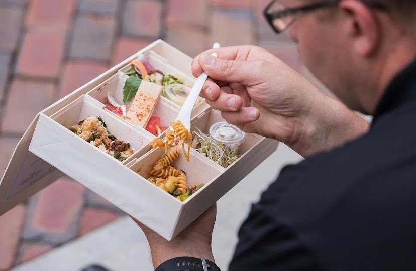 OTPopUpEvents's tweet photo. In order to make your reception as safe as possible. Each guest will get a personal meal created by @dinewellcaterer  in their own biodegradable box from @verterra.

Photo by: @verterra https://t.co/vqiH0kB3mB