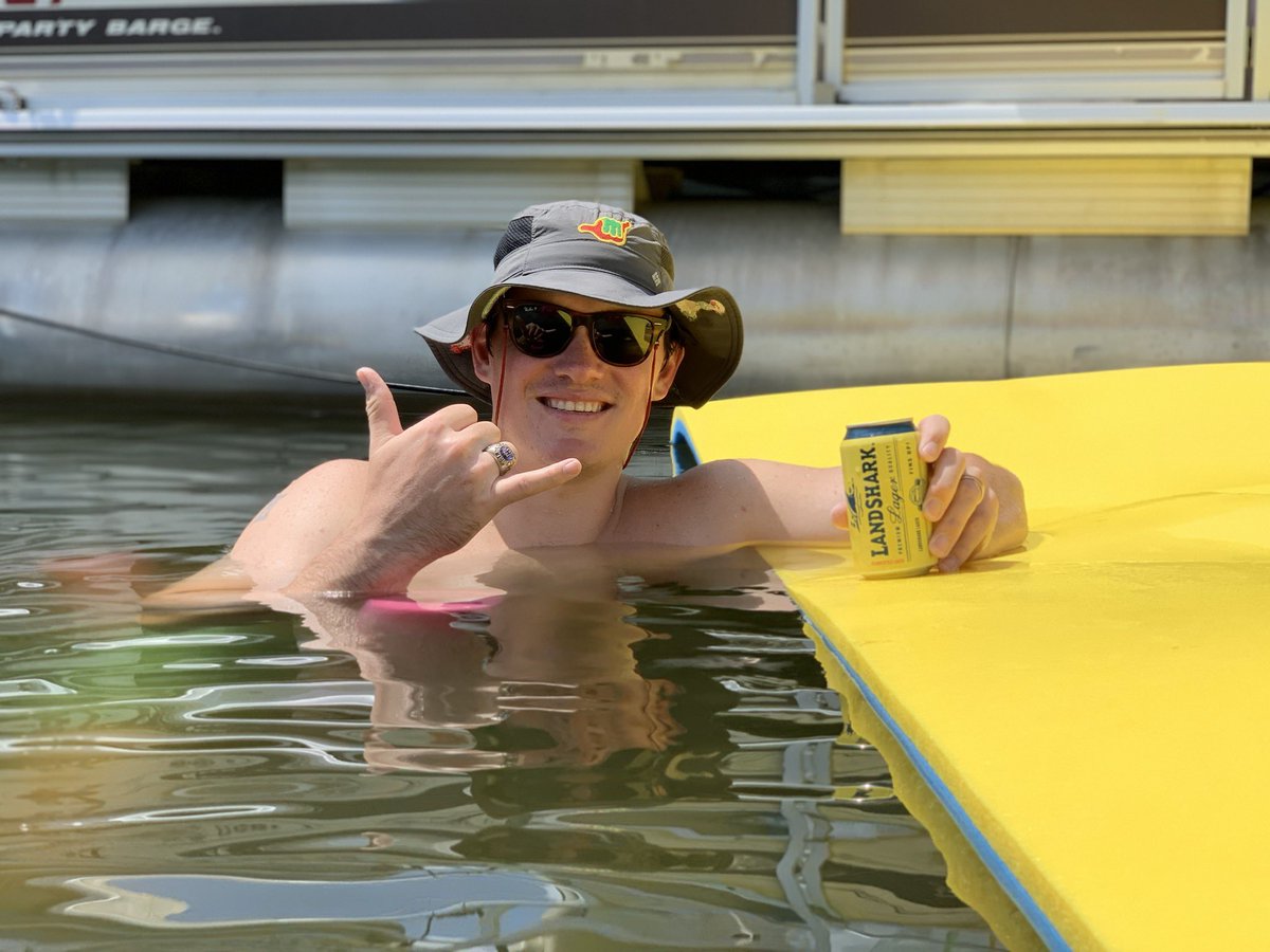 TullyMars414's tweet photo. Something about the lake and @landsharklager that takes me to that one particular harbor #LetsBeach #Margaritaville #NorthFork #KyforKy #RoughRiverLake https://t.co/lSfJPdXkk4