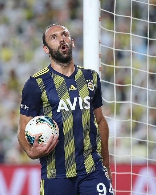 _MPehlivan's tweet photo. Tatile erken çıkmak ve transfer olmak için takımı satan oyuncunun Fenerbahçe’de yeri yok bundan sonra. Vedat takımın kralıda olsa defolup gitmeli https://t.co/EXtMEqyJrV