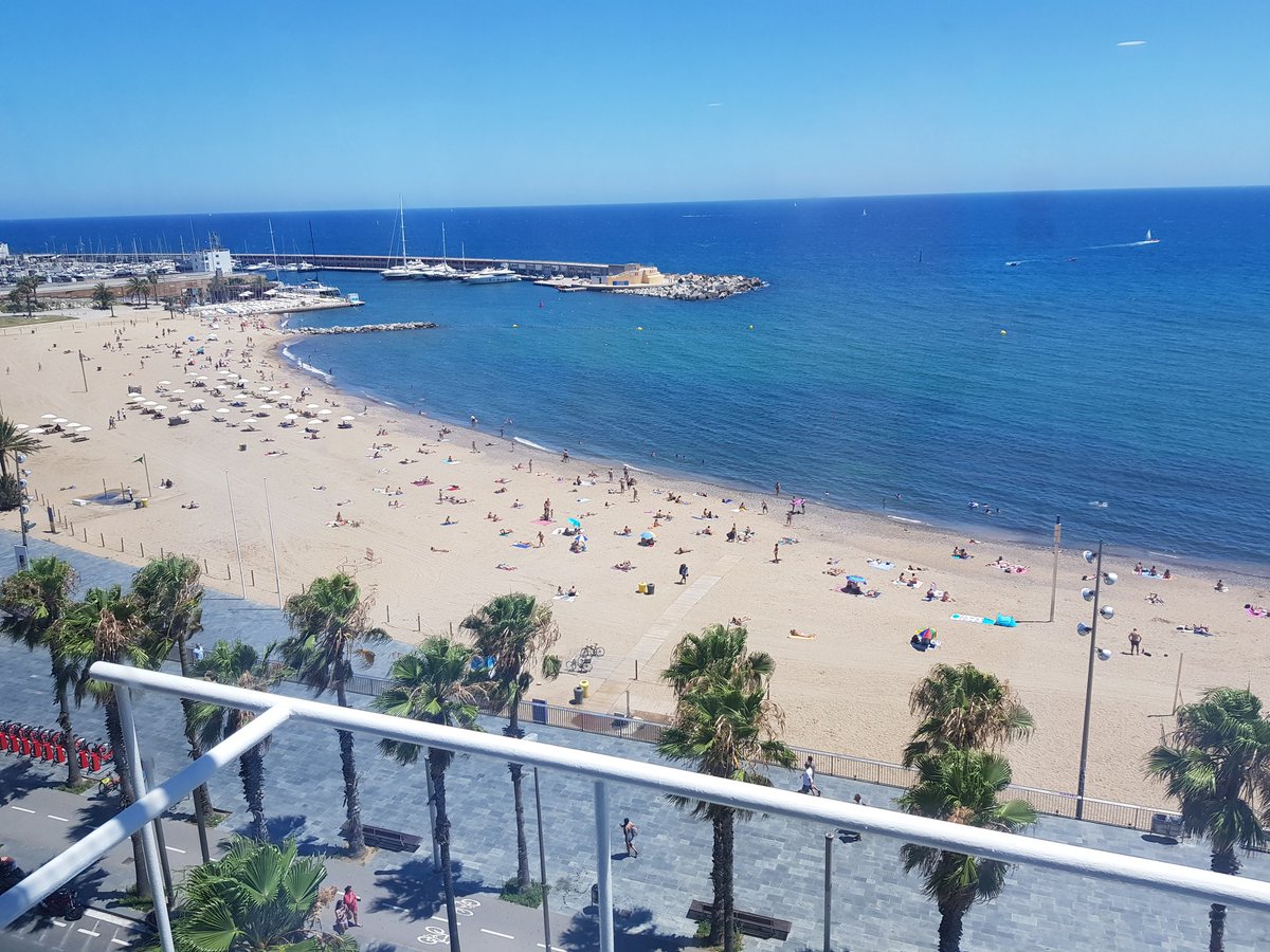 lsans3's tweet photo. Avui diumenge 19 de juliol als que estem de guàrdia a @hospitaldelmar ens omple de felicitat veure com la gent que disfruta de la platja davant  de l'hospital compleix estrictament amb la distància física, en grups reduïts. 
Que sigui així sempre. Moltes gràcies. @salutcat #covid https://t.co/HzQa9N6FxY