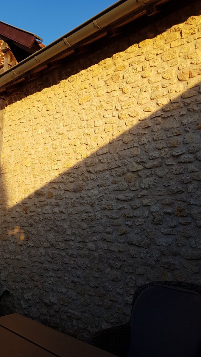 Muur van Kunradersteen thuis in de avondzon.