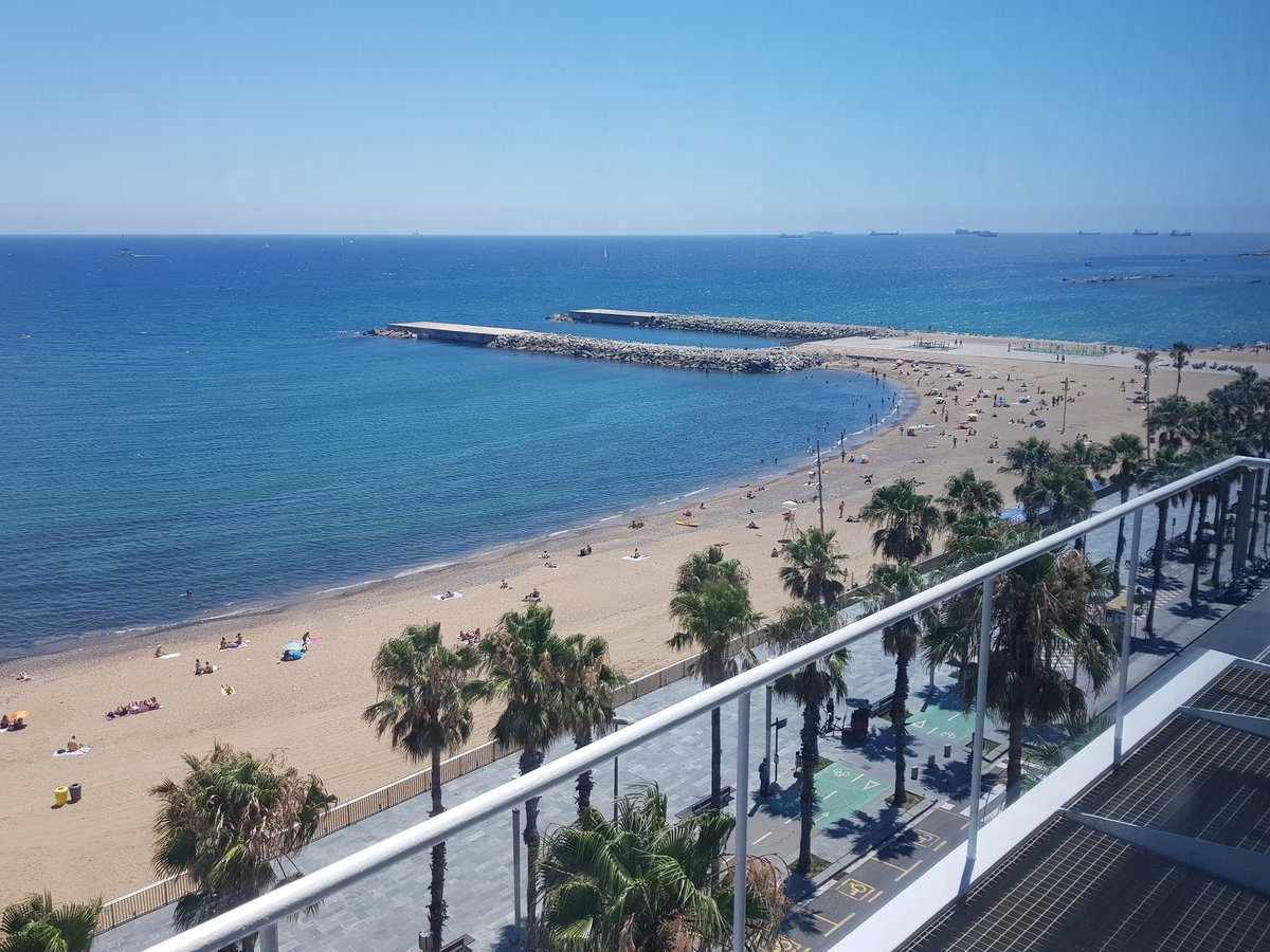 lsans3's tweet photo. Avui diumenge 19 de juliol als que estem de guàrdia a @hospitaldelmar ens omple de felicitat veure com la gent que disfruta de la platja davant  de l'hospital compleix estrictament amb la distància física, en grups reduïts. 
Que sigui així sempre. Moltes gràcies. @salutcat #covid https://t.co/HzQa9N6FxY