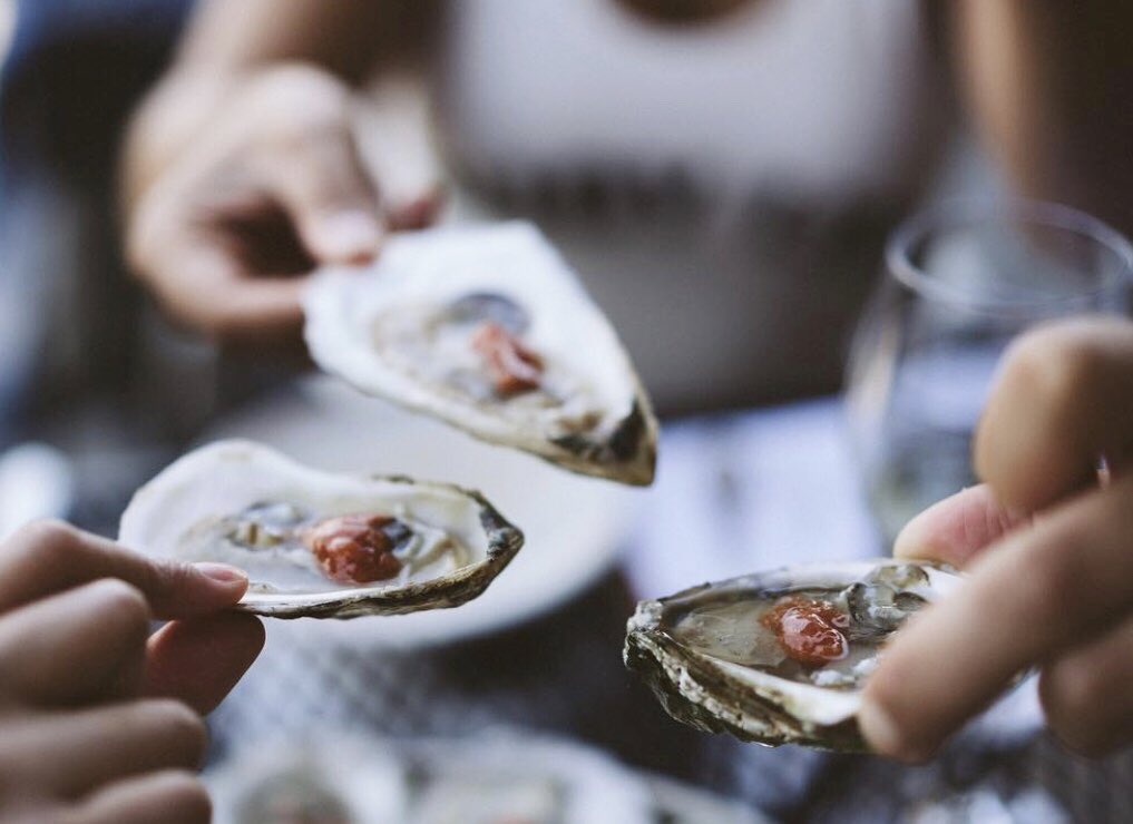 BoonesPortland's tweet photo. Two Buck Shuck Event going on now! Like and mention this post to get yours 🦪

$2 Oysters
$5 Prosecco
$5 Shipyard Summer

Available 11:30-6:00 while supplies last. Cheers! https://t.co/6zJK8Iiblu