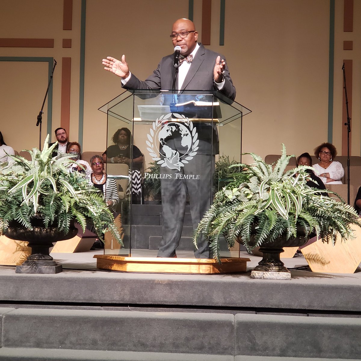 Phillips3620's tweet photo. Senior Pastor James Washington delivering today's message 

"How to Endure Anything"
2 Cor 1:4-7 https://t.co/SfhdK4bmbF