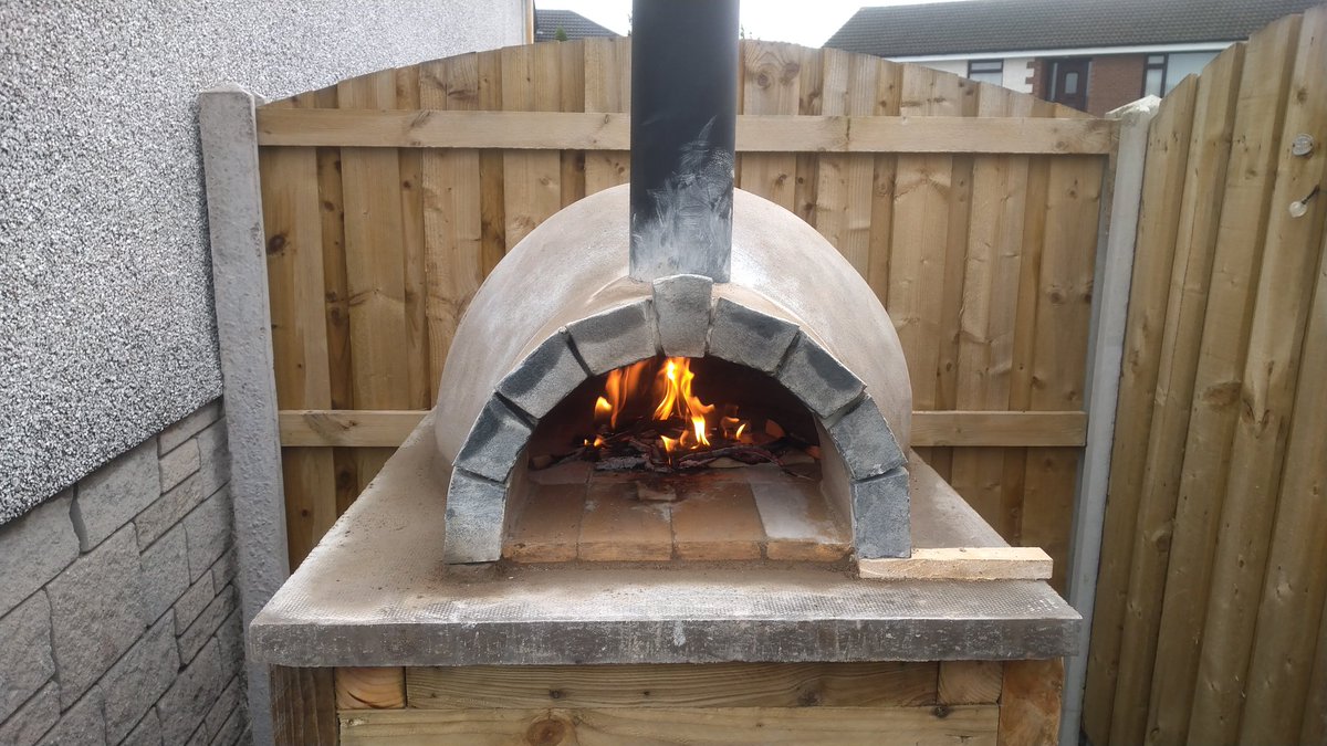 philbertieb's tweet photo. First full run of the new pizza oven which was a success! Definitely better than a Sunday roast! #everyonelovespizza https://t.co/ubMerea0ok