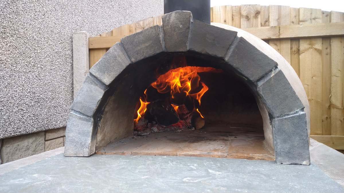 philbertieb's tweet photo. First full run of the new pizza oven which was a success! Definitely better than a Sunday roast! #everyonelovespizza https://t.co/ubMerea0ok