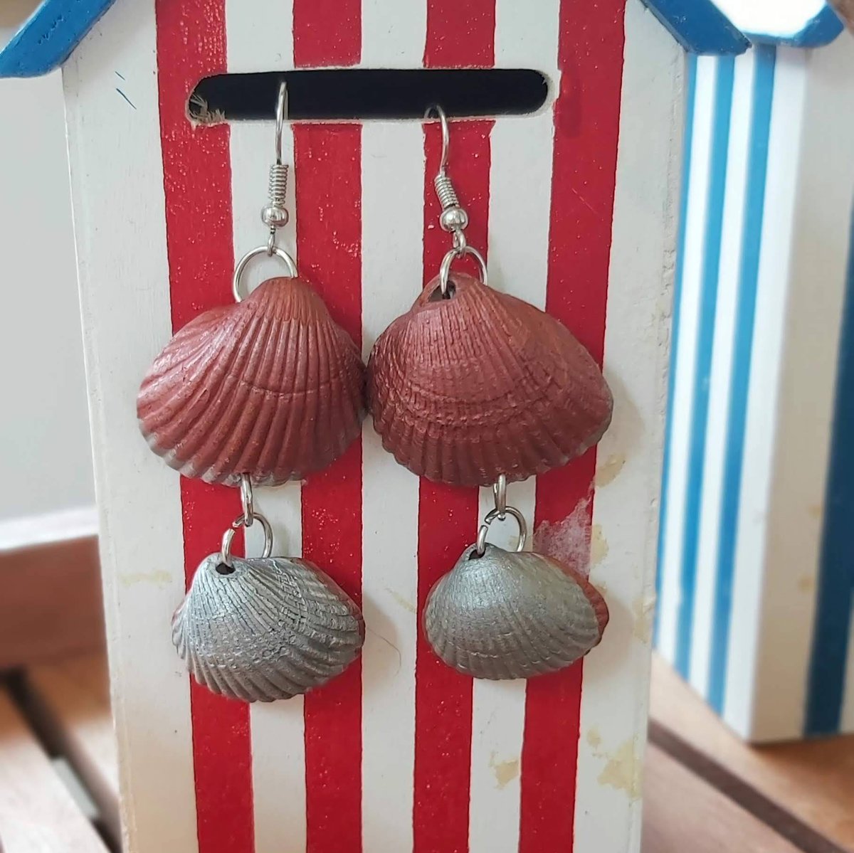 connie_malim's tweet photo. Good evening #HandmadeHour #EnglandHour  Introducing my new collection - Walcott. Featuring scallop earrings, drop ring dangle earrings and fresh colour combinations. 
https://t.co/bZLMIJrZw0 #supportsmallbusiness https://t.co/kbDuXSPdoL
