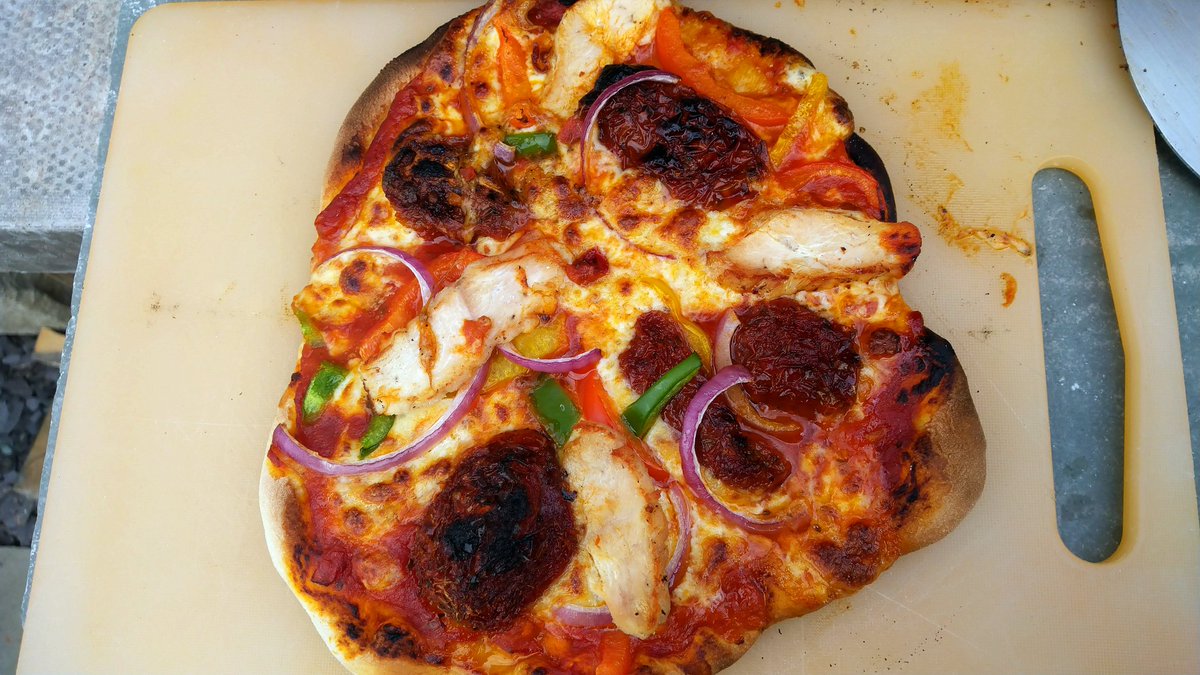 philbertieb's tweet photo. First full run of the new pizza oven which was a success! Definitely better than a Sunday roast! #everyonelovespizza https://t.co/ubMerea0ok