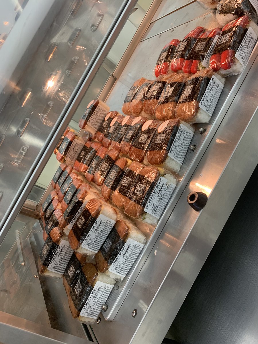 alohafromtyler's tweet image. Hawaii’s 7/11. Undefeated.