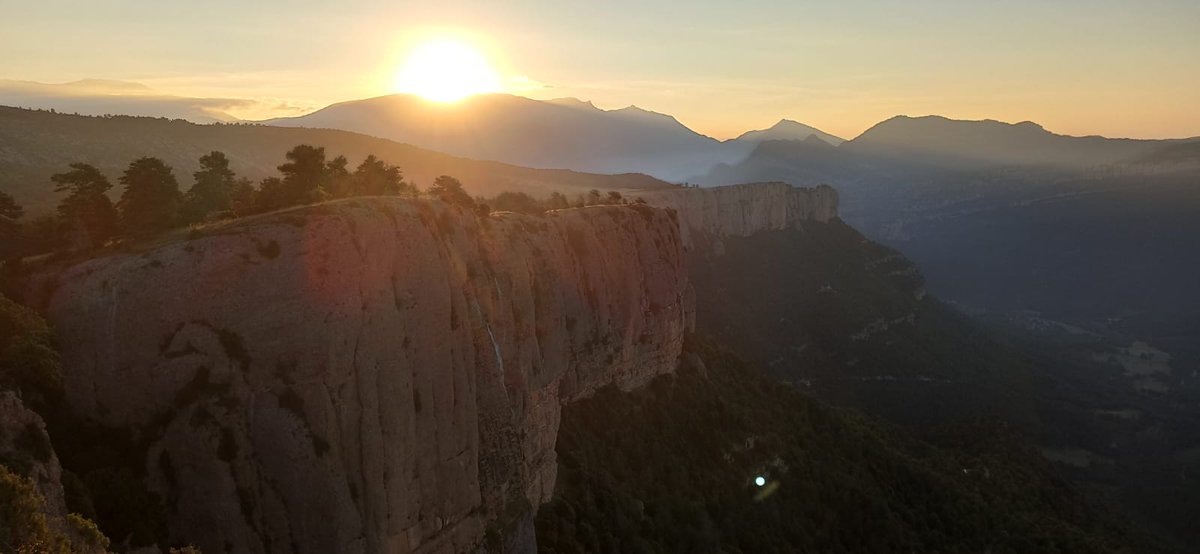 HaskyTatto's tweet photo. Sentados en el filo de la montaña, cojidos de la mano mirando como amanece... Se escucha imposible https://t.co/XKNH5Phpg9